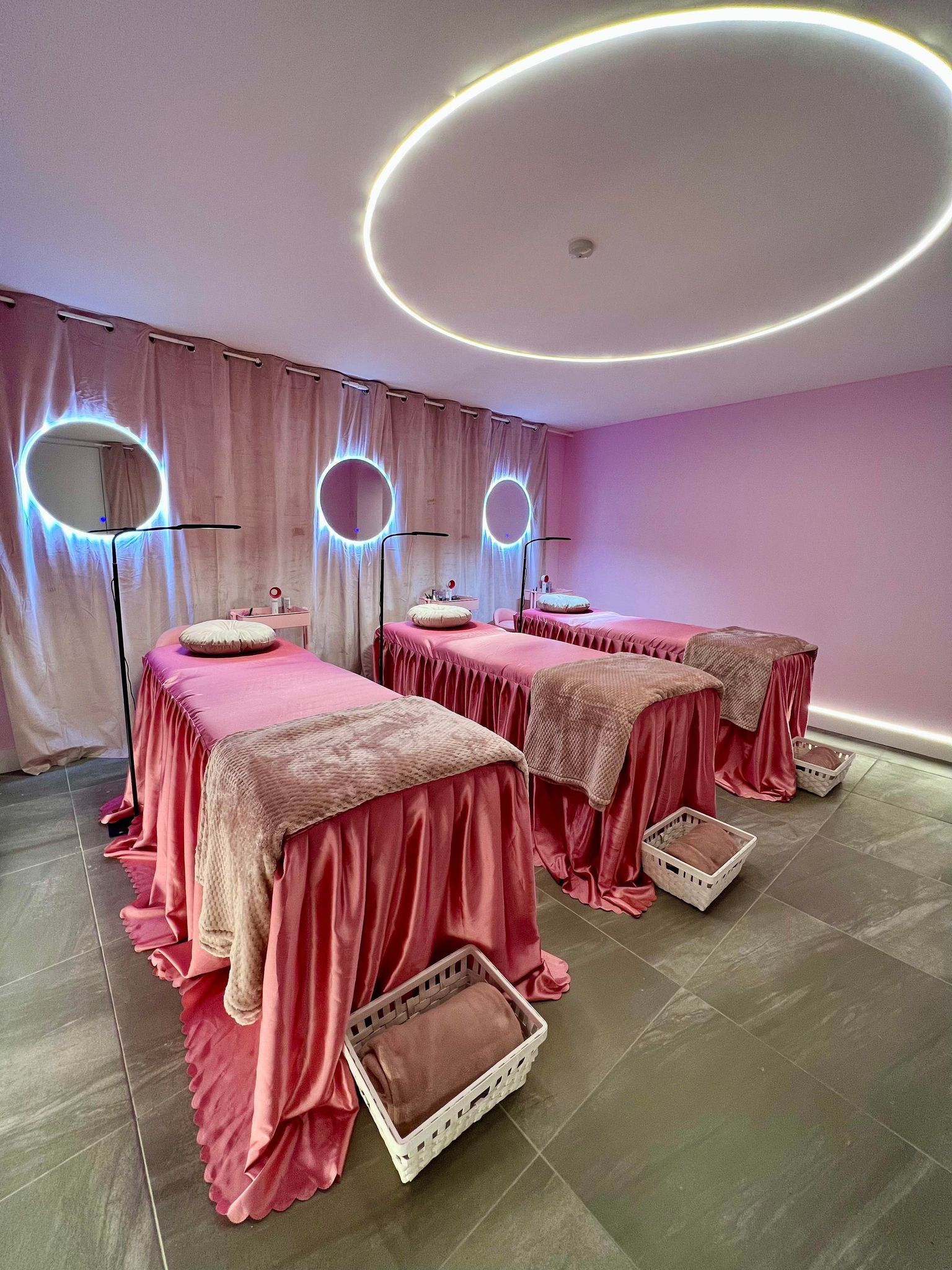 Luxury Nail, Beauty & Coffee Bar Nailuxury